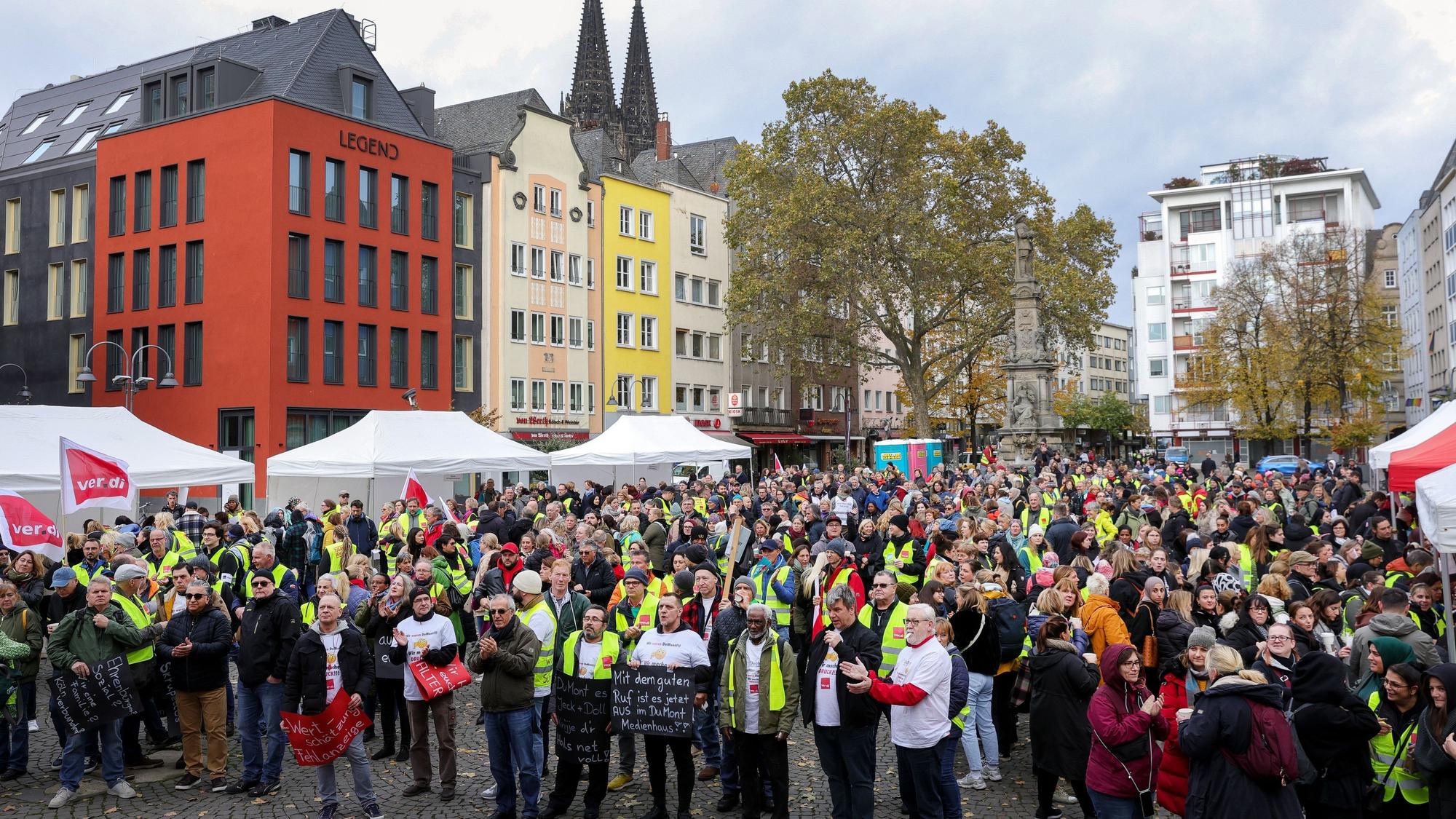 Demonstranten stehen auf dem Alter Markt.