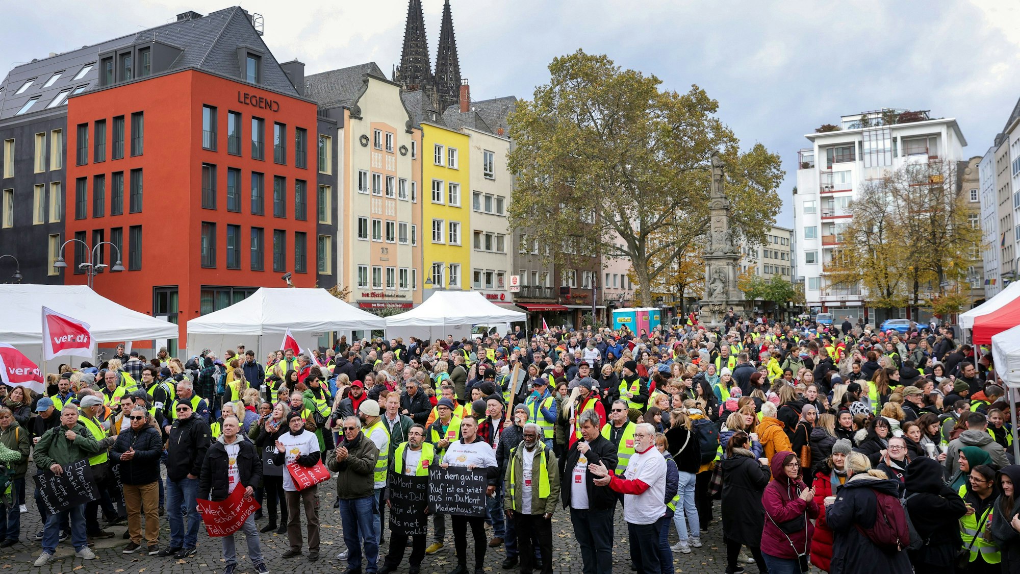 Demonstranten stehen auf dem Alter Markt.
