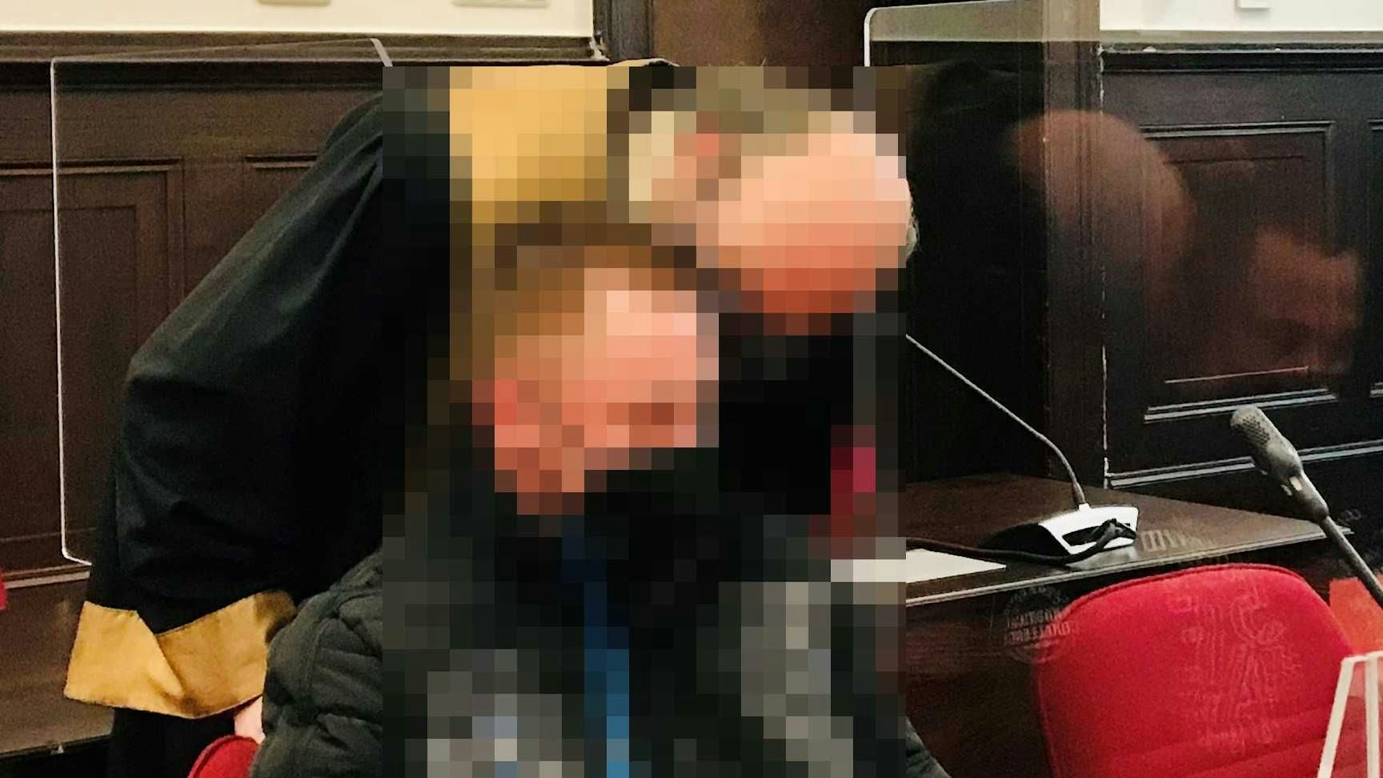 Ein Mann sitzt auf der Anklagebank.