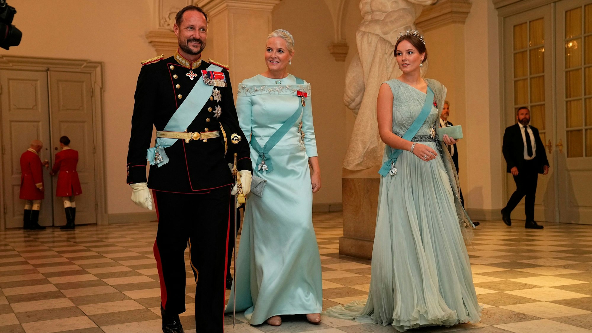 (Von links nach rechts) Der norwegische Kronprinz Haakon und die norwegische Kronprinzessin Mette-Marit mit ihrer Tochter Prinzessin Ingrid Alexandra bei ihrer Ankunft im Schloss Christiansborg in Kopenhagen am 15. Oktober 2023, um den 18. Geburtstag von Prinz Christian zu feiern.