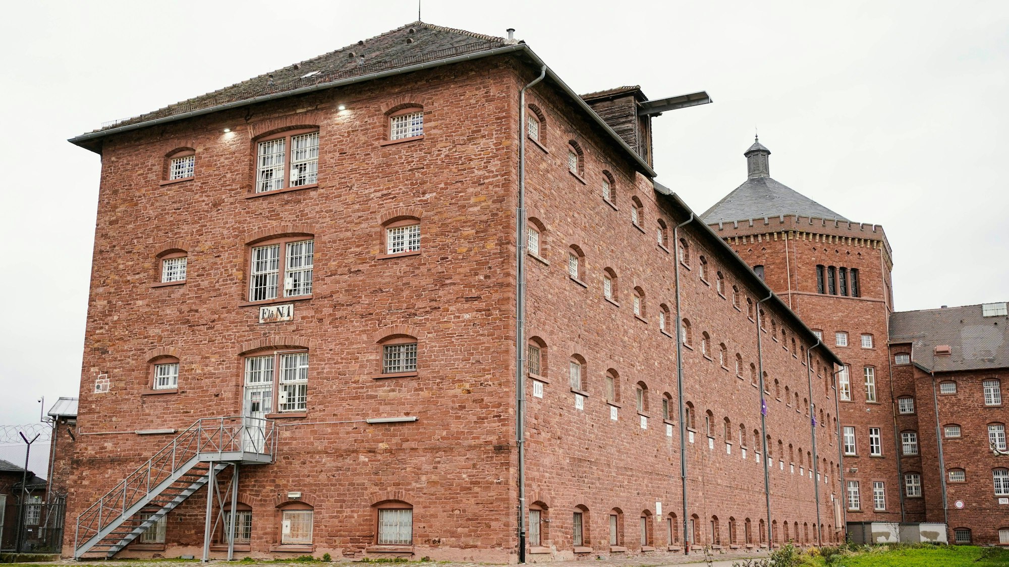 ARCHIV - 03.02.2023, Baden-Württemberg, Bruchsal: Das Hauptgebäude der Justizvollzugsanstalt in Bruchsal. (zu dpa: «Verurteilter Mörder weiter auf der Flucht») Foto: Uwe Anspach/dpa +++ dpa-Bildfunk +++