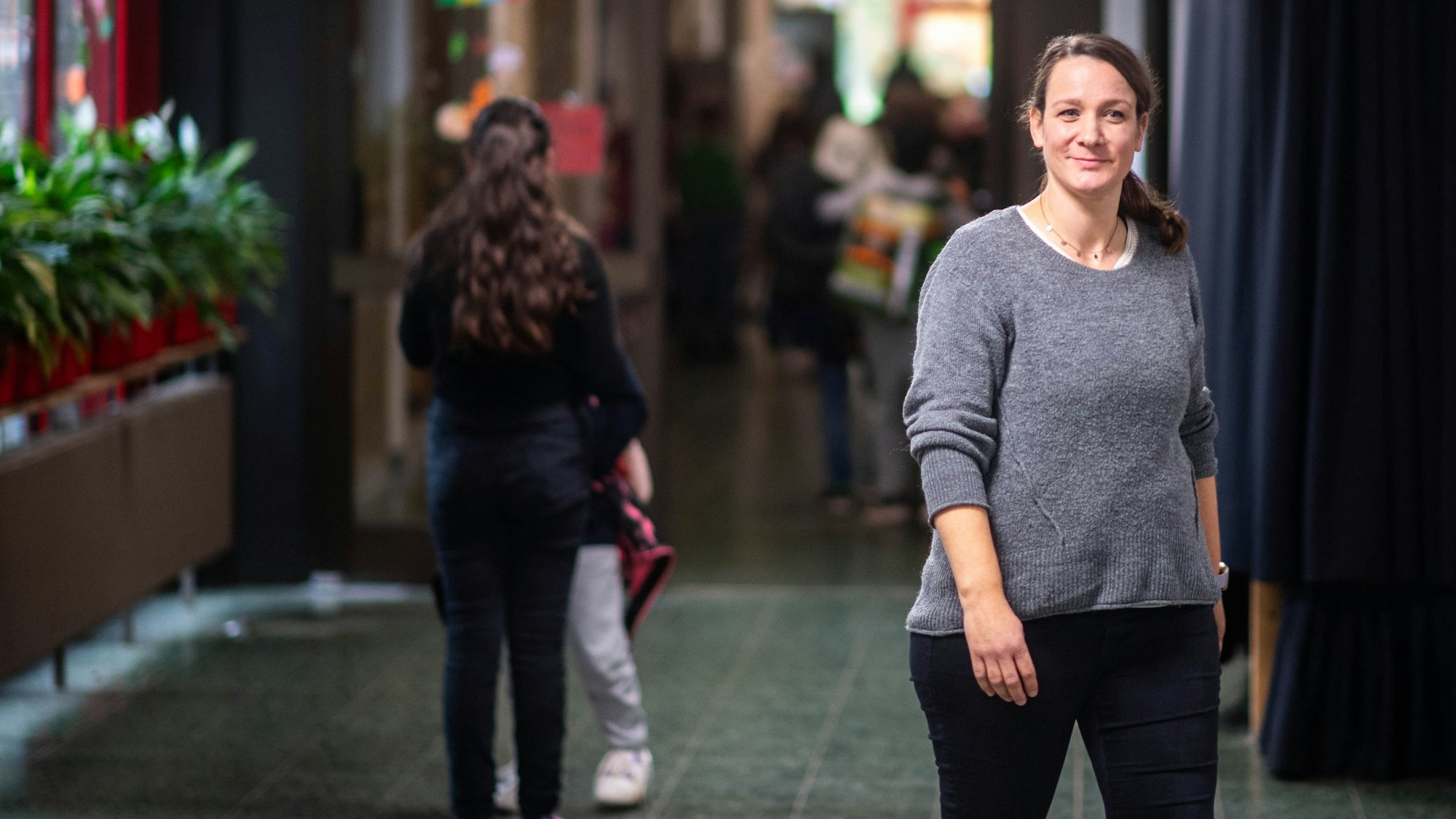 Das Bild zeigt Monika Esser in der Grundschule.