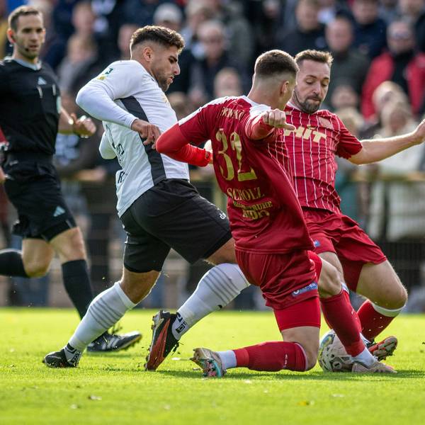 Fussball, Saison 2023/2024, Regionalliga West, 21.10.2023, 12. Spieltag, Herren, 1.FC Bocholt weiss vs. SC Fortuna Koeln rot /// v.l.: Malek Fakhro 1.FC Bocholt, Jonas Scholz SC Fortuna Köln, Maik Kegel SC Fortuna Köln, Bocholt Stadion am Huenting Nordrhein-Westfalen Deutschland *** Football, Season 2023 2024, Regionalliga West, 21 10 2023, Matchday 12, Men, 1 FC Bocholt white vs SC Fortuna Koeln red v l Malek Fakhro 1 FC Bocholt , Jonas Scholz SC Fortuna Köln , Maik Kegel SC Fortuna Köln , Bocholt Stadion am Huenting Nordrhein Westfalen Germany 231021_fb_1fc-bocholt_fortuna-koeln_22838