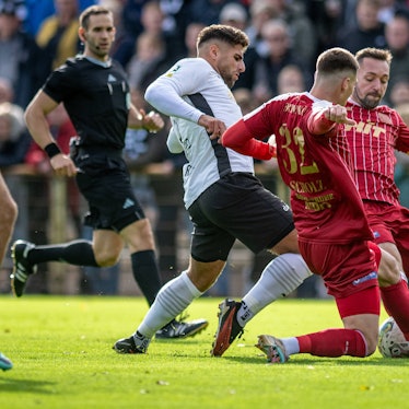 Fussball, Saison 2023/2024, Regionalliga West, 21.10.2023, 12. Spieltag, Herren, 1.FC Bocholt weiss vs. SC Fortuna Koeln rot /// v.l.: Malek Fakhro 1.FC Bocholt, Jonas Scholz SC Fortuna Köln, Maik Kegel SC Fortuna Köln, Bocholt Stadion am Huenting Nordrhein-Westfalen Deutschland *** Football, Season 2023 2024, Regionalliga West, 21 10 2023, Matchday 12, Men, 1 FC Bocholt white vs SC Fortuna Koeln red v l Malek Fakhro 1 FC Bocholt , Jonas Scholz SC Fortuna Köln , Maik Kegel SC Fortuna Köln , Bocholt Stadion am Huenting Nordrhein Westfalen Germany 231021_fb_1fc-bocholt_fortuna-koeln_22838
