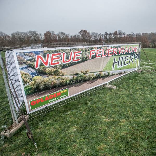 Feuer- und Rettungswache Opladen Plus stellt Plakat auf das feld von Landwirt Schlieper auf den heunen.