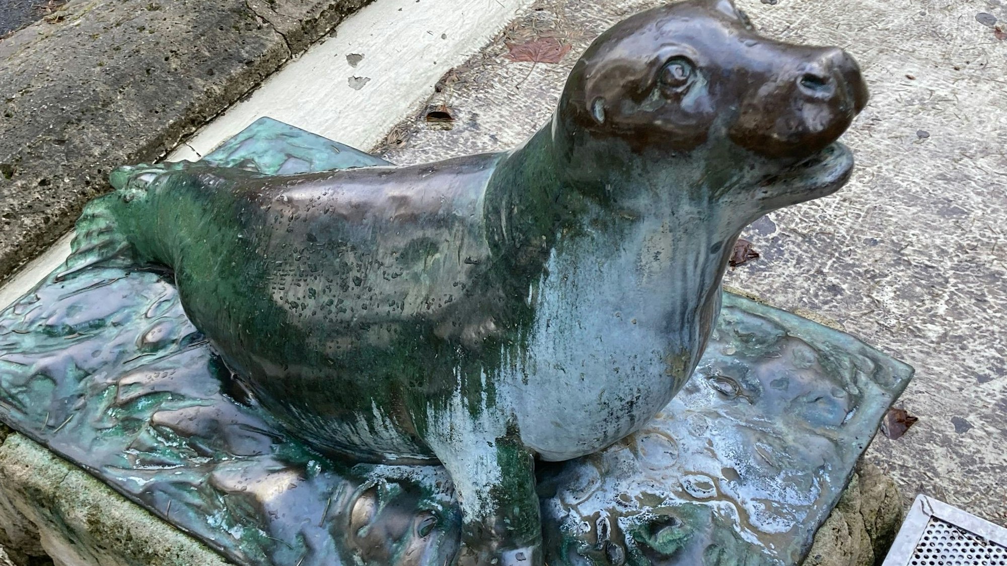 Seehundfigur aus Bronze