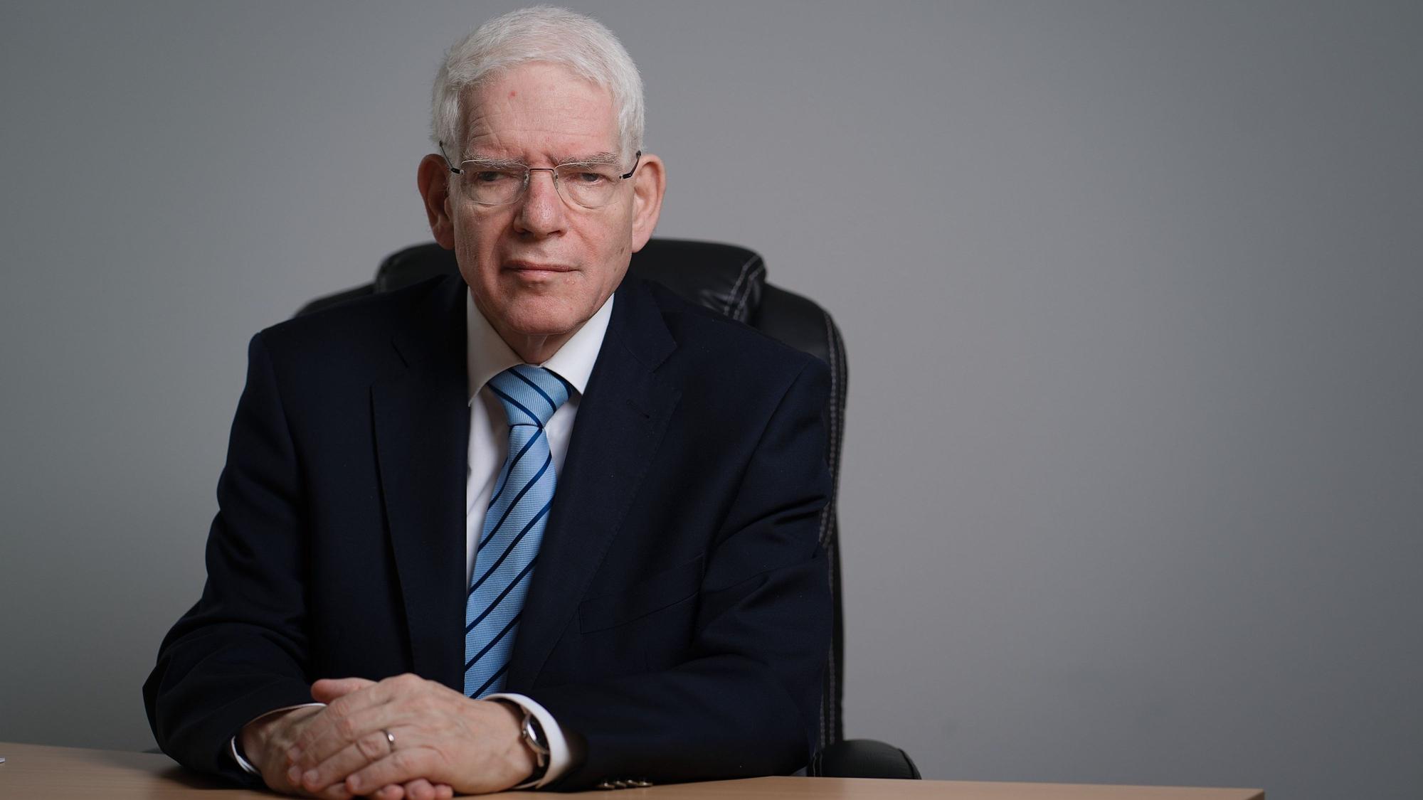 ARCHIV - 04.11.2021, Bayern, Würzburg: Josef Schuster, Präsident des Zentralrats der Juden in Deutschland, sitzt bei einem Fototermin in seinem Büro.