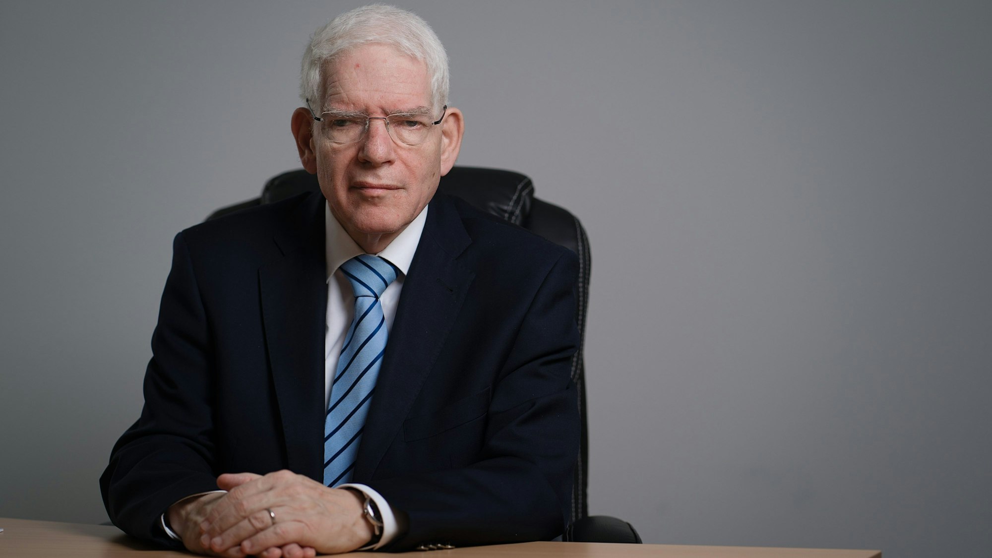 ARCHIV - 04.11.2021, Bayern, Würzburg: Josef Schuster, Präsident des Zentralrats der Juden in Deutschland, sitzt bei einem Fototermin in seinem Büro.