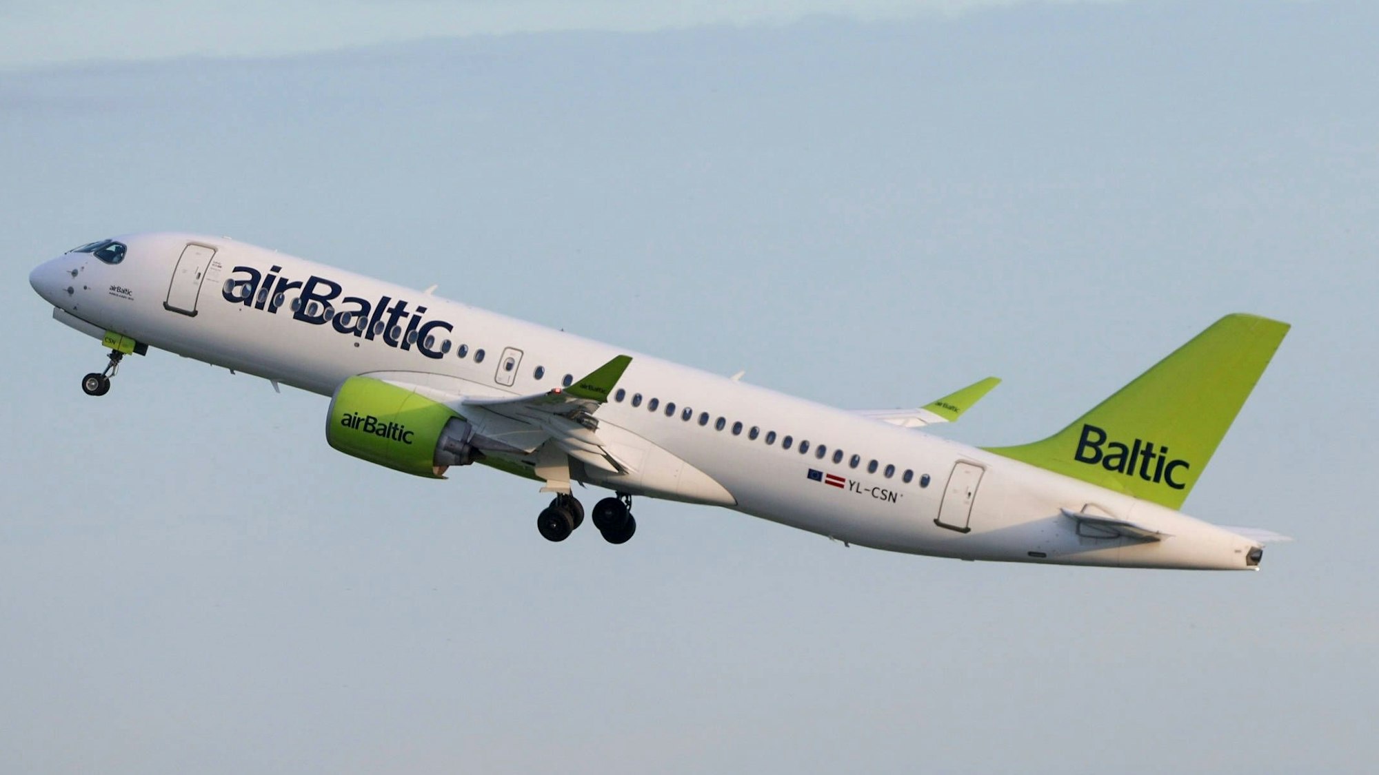 Ein Airbus A220 der lettischen Fluggesellschaft Air Baltic hat den Landeanflug auf den Flughafen Düsseldorf wegen des Orkantiefs Ciarán viermal abbrechen müssen. Das Flugzeug im Auftrag der Schweizer Fluggesellschaft Swiss geriet in schwere Turbulenzen. (Symbolbild)