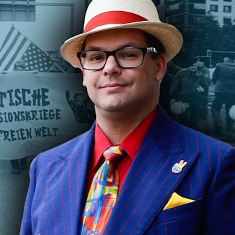 Heute knallbunt, früher in SA-Look: Der Ex-Neonazi Axel Reitz engagiert sich heute gegen Rechtsextremismus und Gewalt