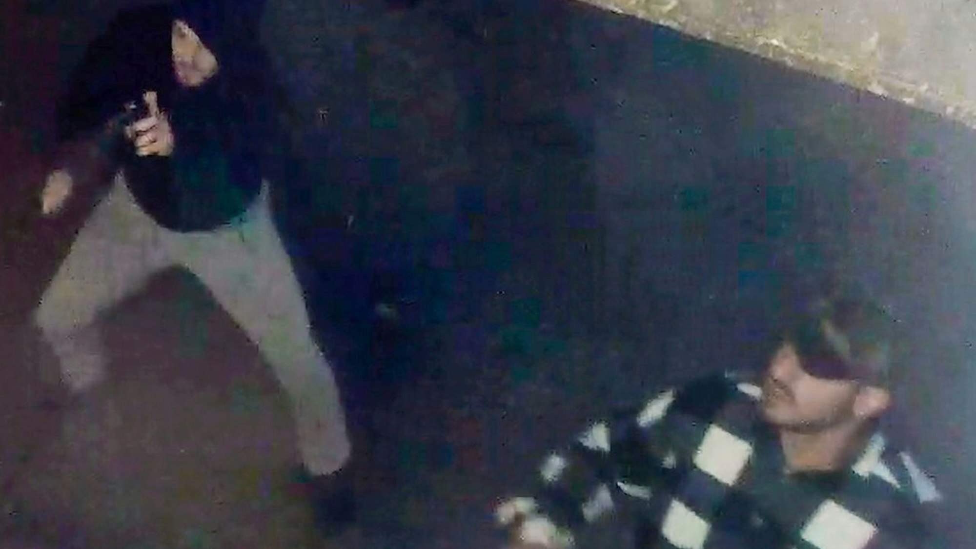 Mit diesem Bild fahndet die Polizei nach zwei Tatverdächtigen.Polizei Köln