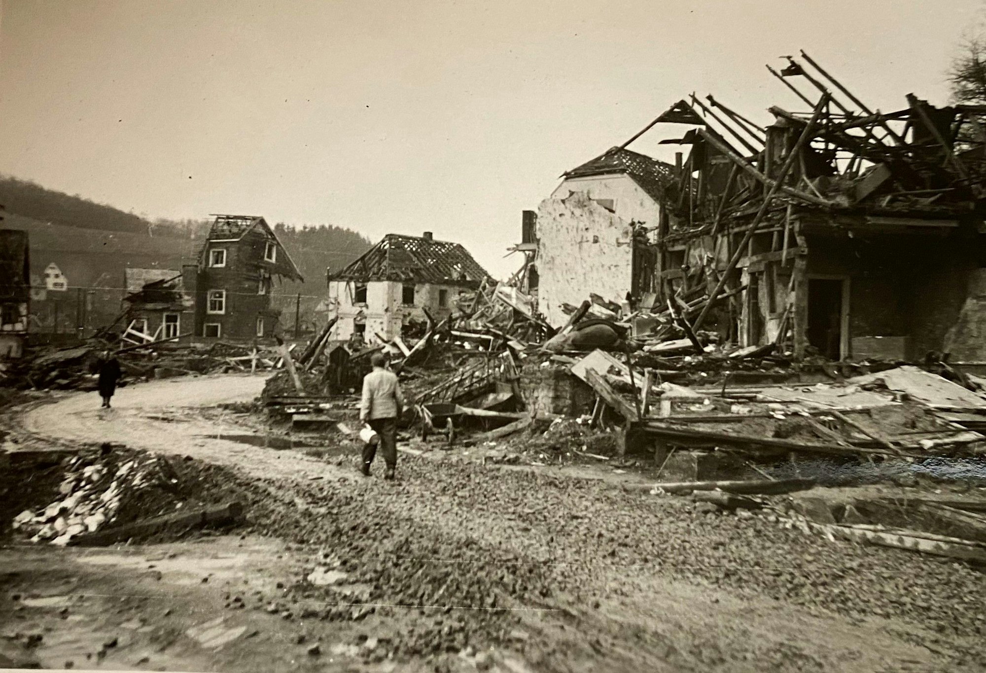 Das Schwarz-weiß-Bild zeigt zerstörte Häuser im Aggertal in Westdeutschland nach dem Ende des Zweiten Weltkriegs.
