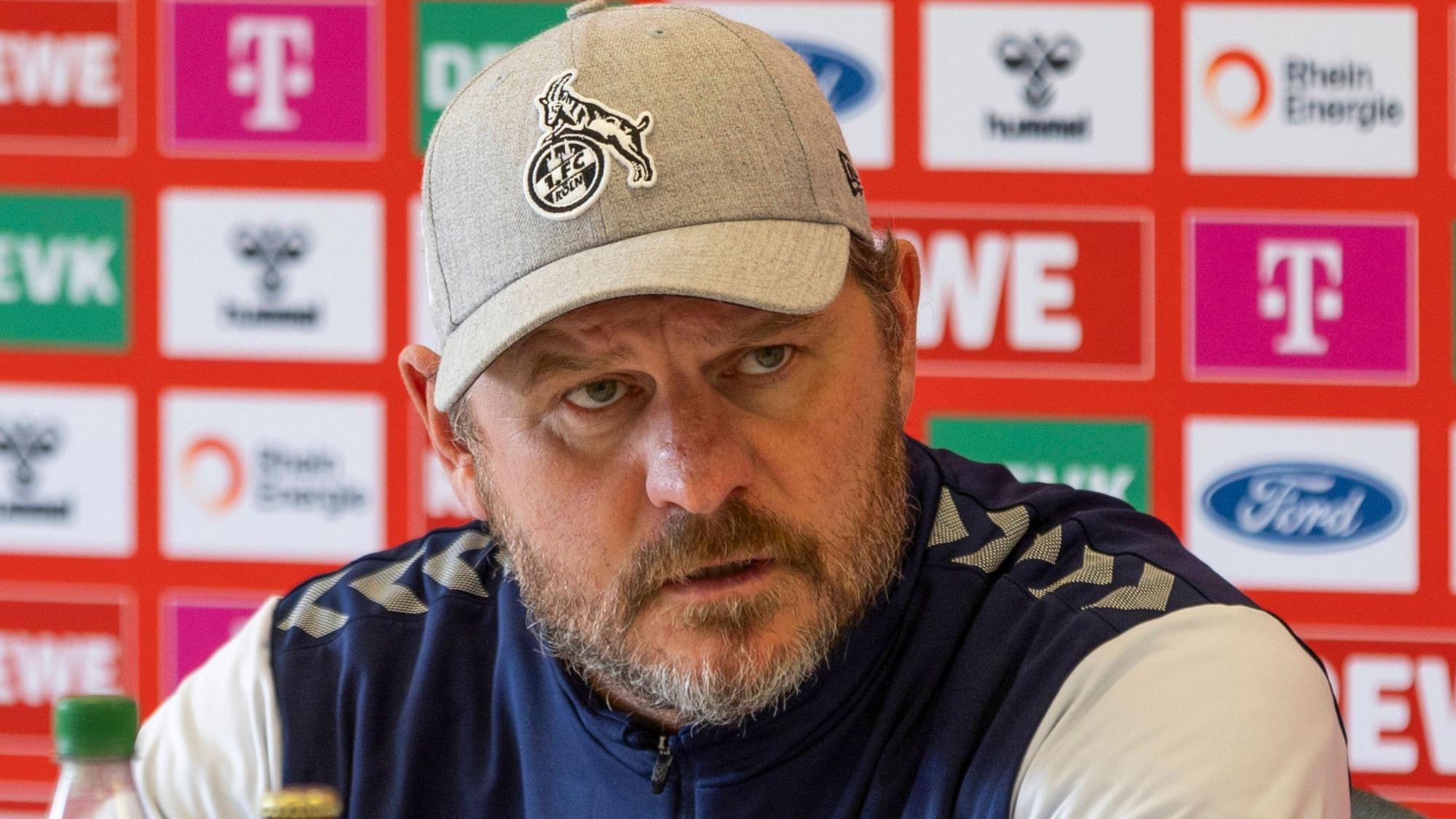 Steffen Baumgart auf der Pressekonferenz des 1. FC Köln vor dem Spiel gegen den FC Augsburg.