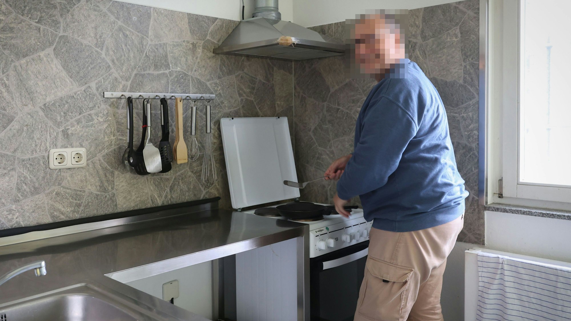 27.10.2023
Köln:
Reportage aus der JVA Rheinbach: Wie leben betagte Häftlinge in NRW-Gefängnissen. 
Abteilung für lebensältere Inhaftierte
Anton H., Häftling
Foto: Martina Goyert