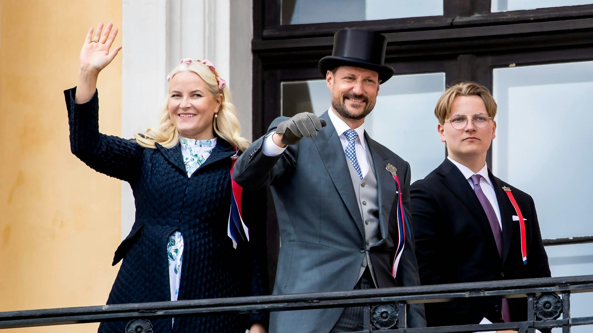 Prinz Sverre Magnus, Kronprinzessin Mette-Marit und Kronprinz Haakon grüßen vom Balkon des Königlichen Schlosses die vorbeiziehende Kinderparade anlässlich des norwegischen Nationalfeiertags auf dem Schlossplatz in Oslo.