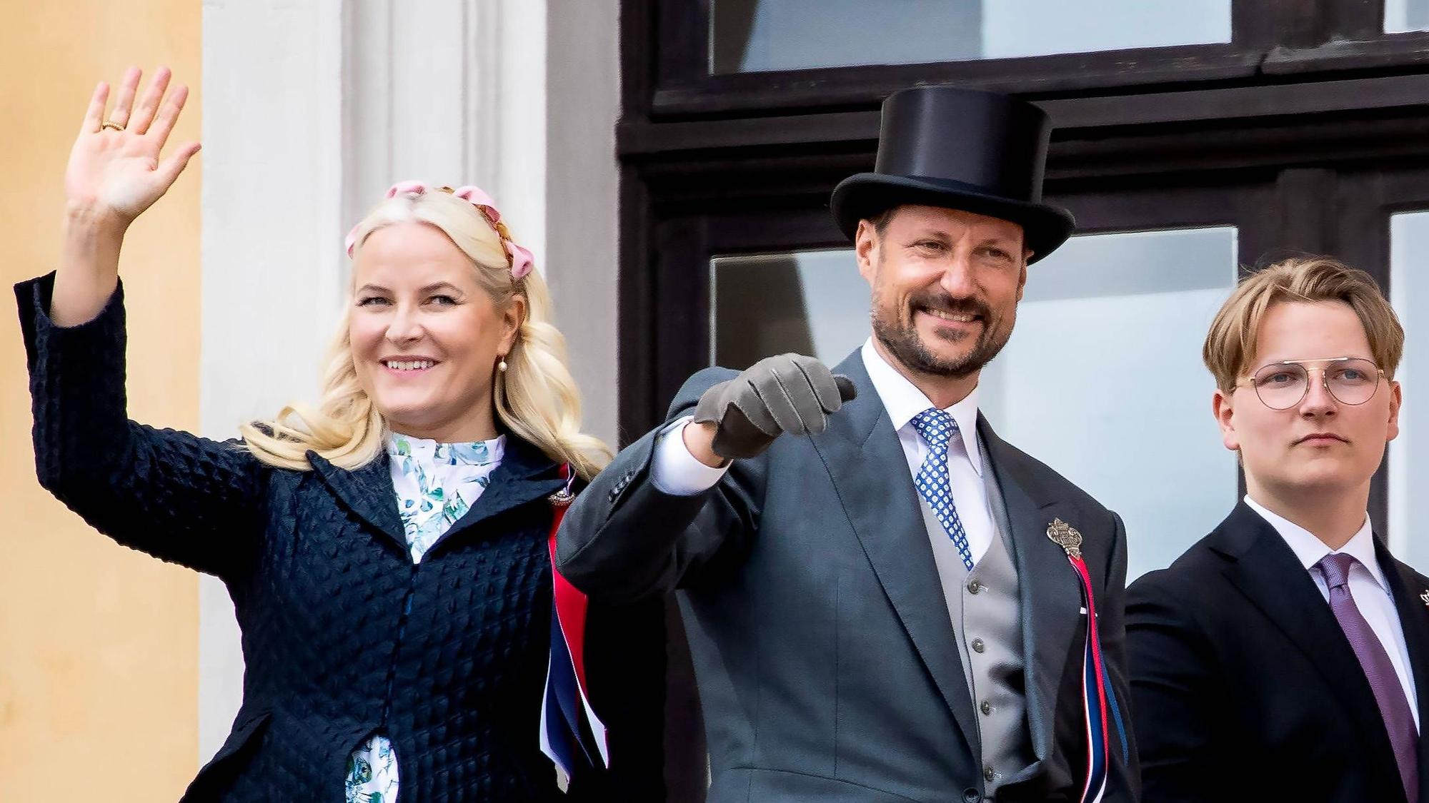 Kronprinzessin Mette-Marit, Kronprinz Haakon und Prinz Sverre Magnus auf dem Balkon am Nationalfeiertag.