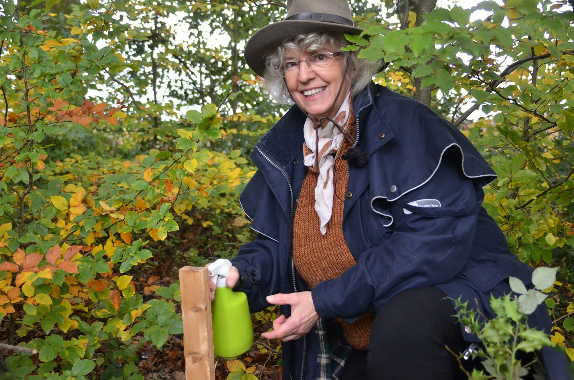 Als ehrenamtlich tätige Wildkatzen-Botschafterin des BUND hütet Iris Beer in Waldbröl die Lockstöcke, mit deren Hilfe die Wildkatze nachgewiesen werden kann. Hier besprüht die 60-Jährige einen dieser Stöcke bei Spurkenbach mit Baldrian.