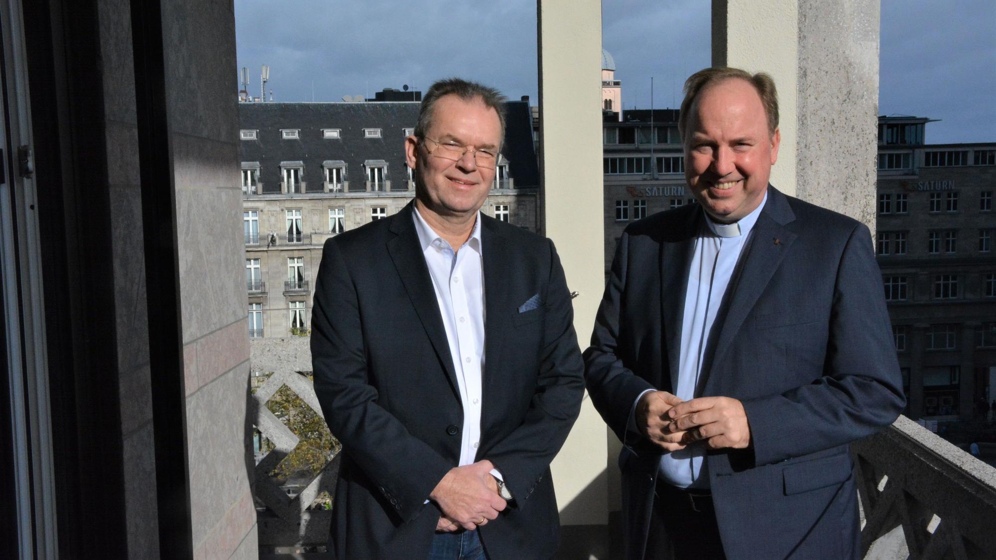 Bernhard Seiger (l.) und Robert Kleine auf dem Balkon des Domforums nach dem Pressegespräch.