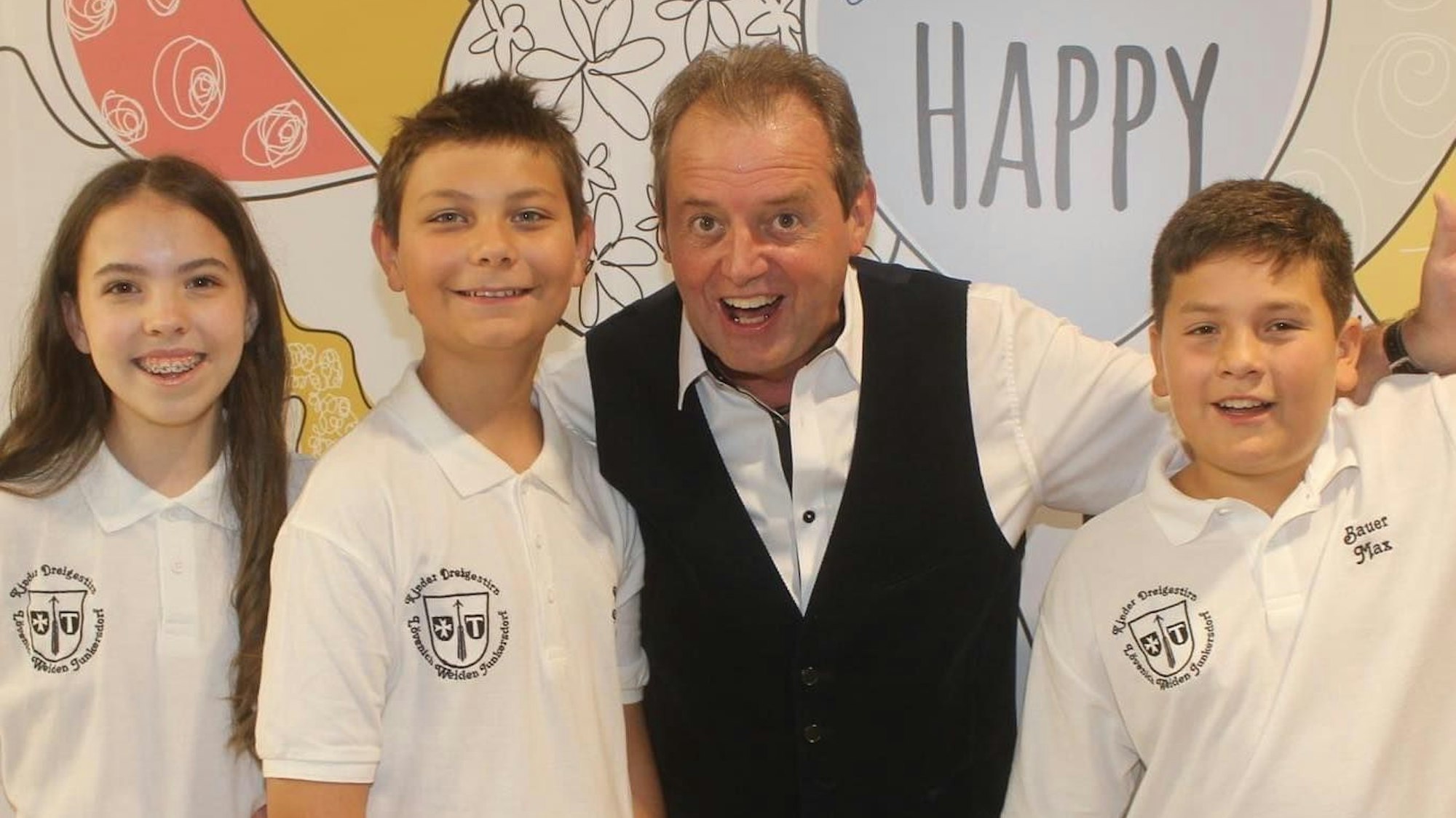 Das Kinderdreigestirn steht in einer Reihe