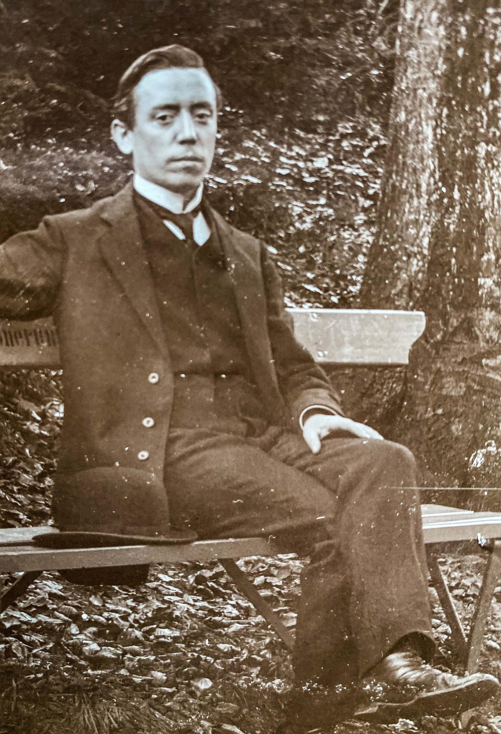 Edmund Schiefeling sitzt in einem Anzug auf einer Bank.