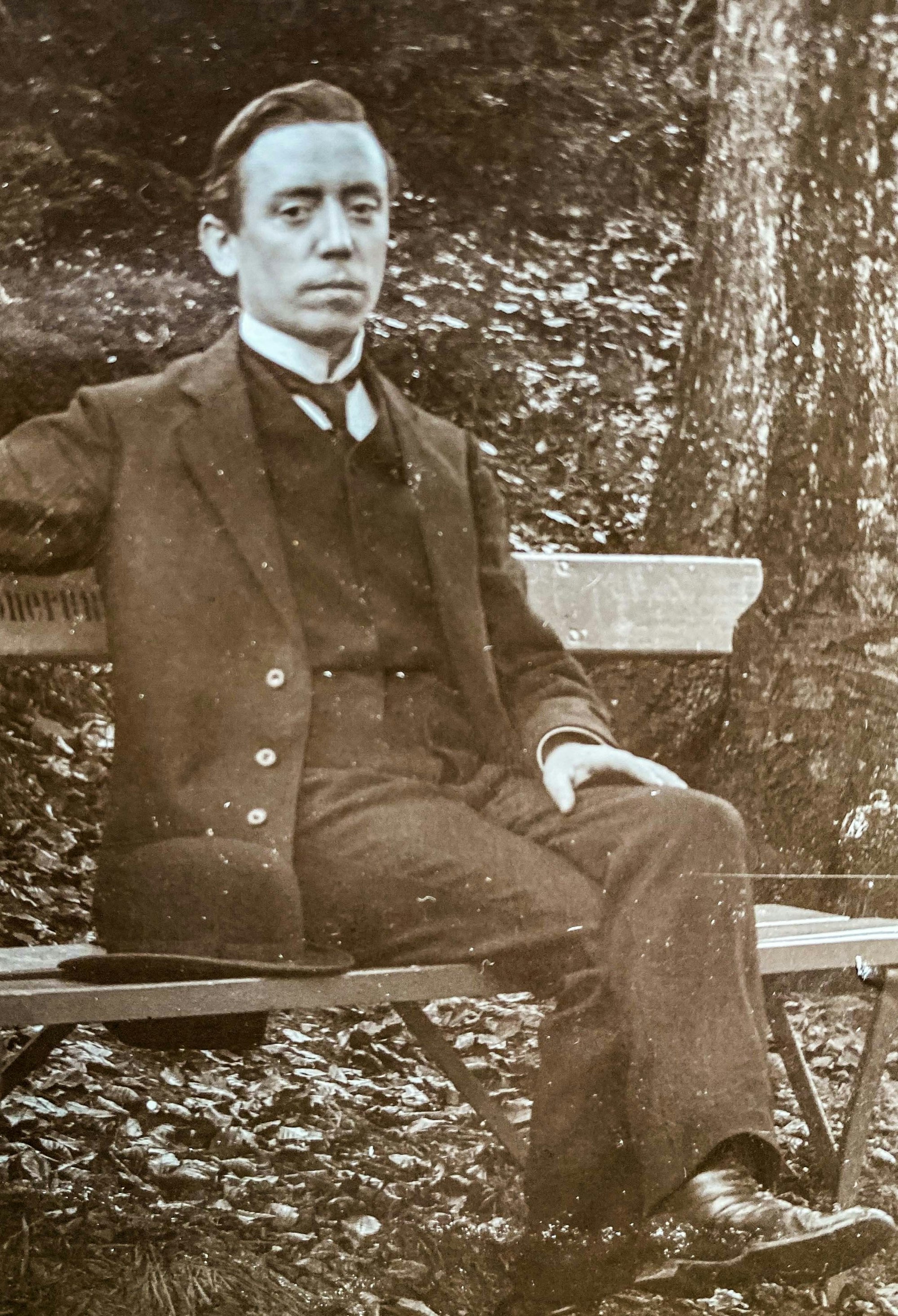 Edmund Schiefeling sitzt in einem Anzug auf einer Bank.