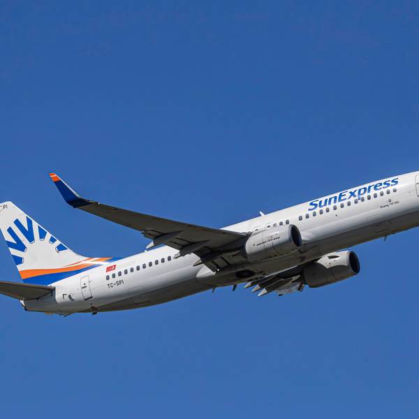 Eine Boeing 737 der deutsch-türkischen Fluggesellschaft SunExpress kurz vor dem Start auf einem Rollfeld. (Symbolbild)