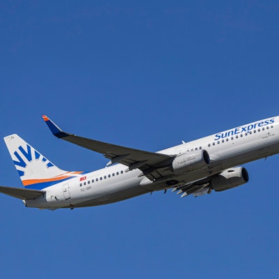 Eine Boeing 737 der deutsch-türkischen Fluggesellschaft SunExpress kurz vor dem Start auf einem Rollfeld. (Symbolbild)