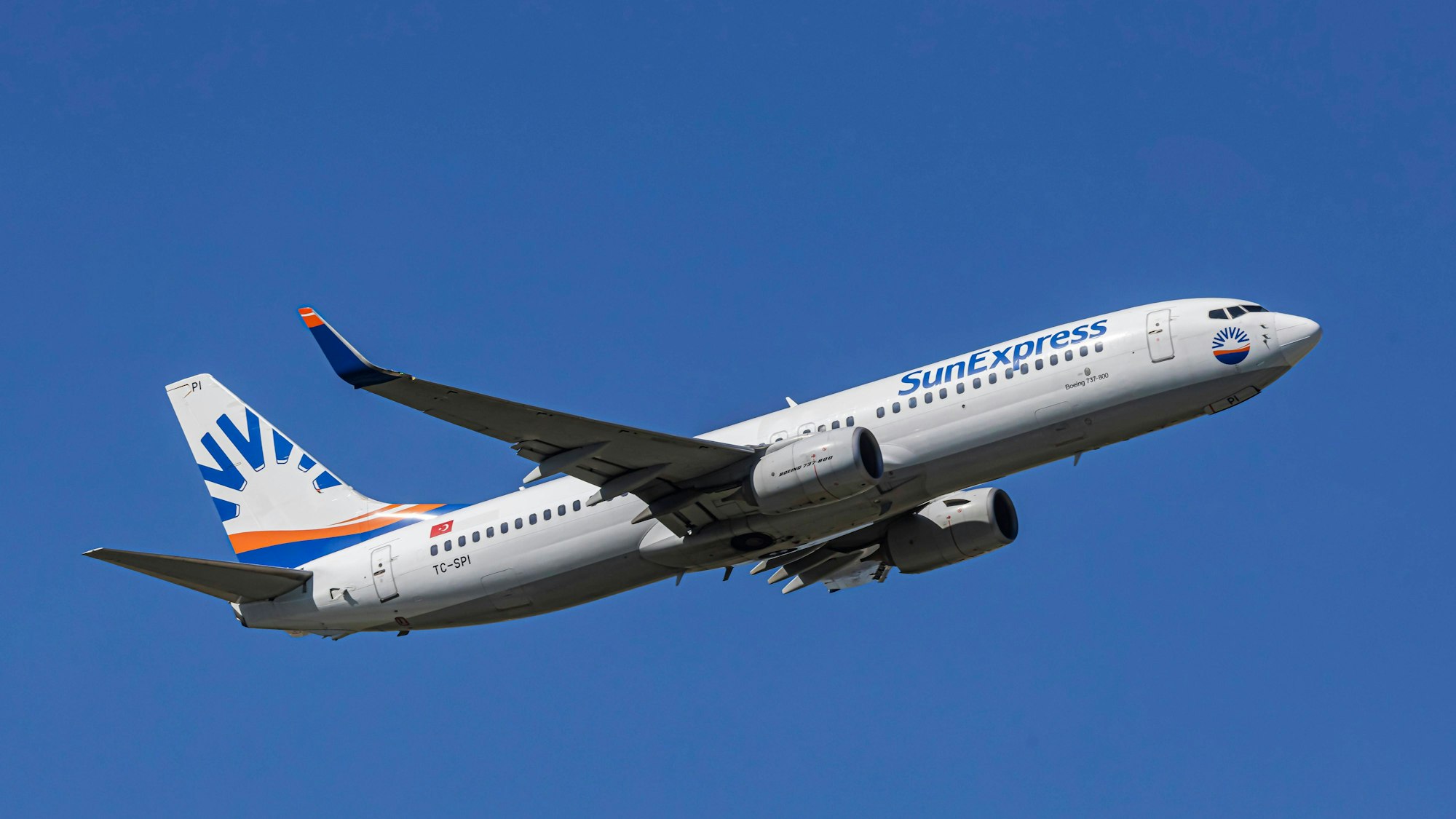 Eine Boeing 737 der deutsch-türkischen Fluggesellschaft SunExpress kurz vor dem Start auf einem Rollfeld. (Symbolbild)