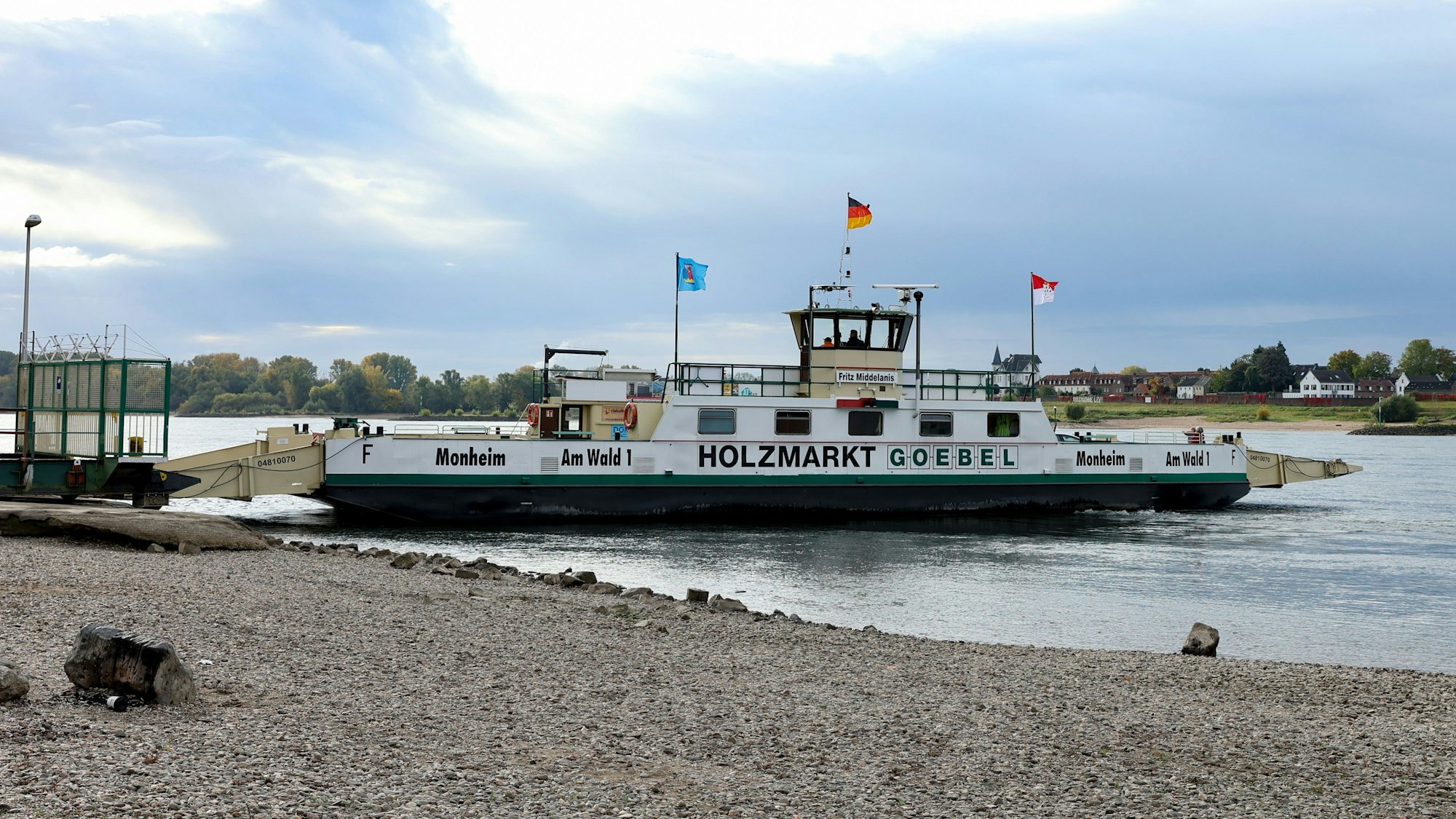 Die Rheinfähre „Fritz Middelanis“ auf dem Rhein