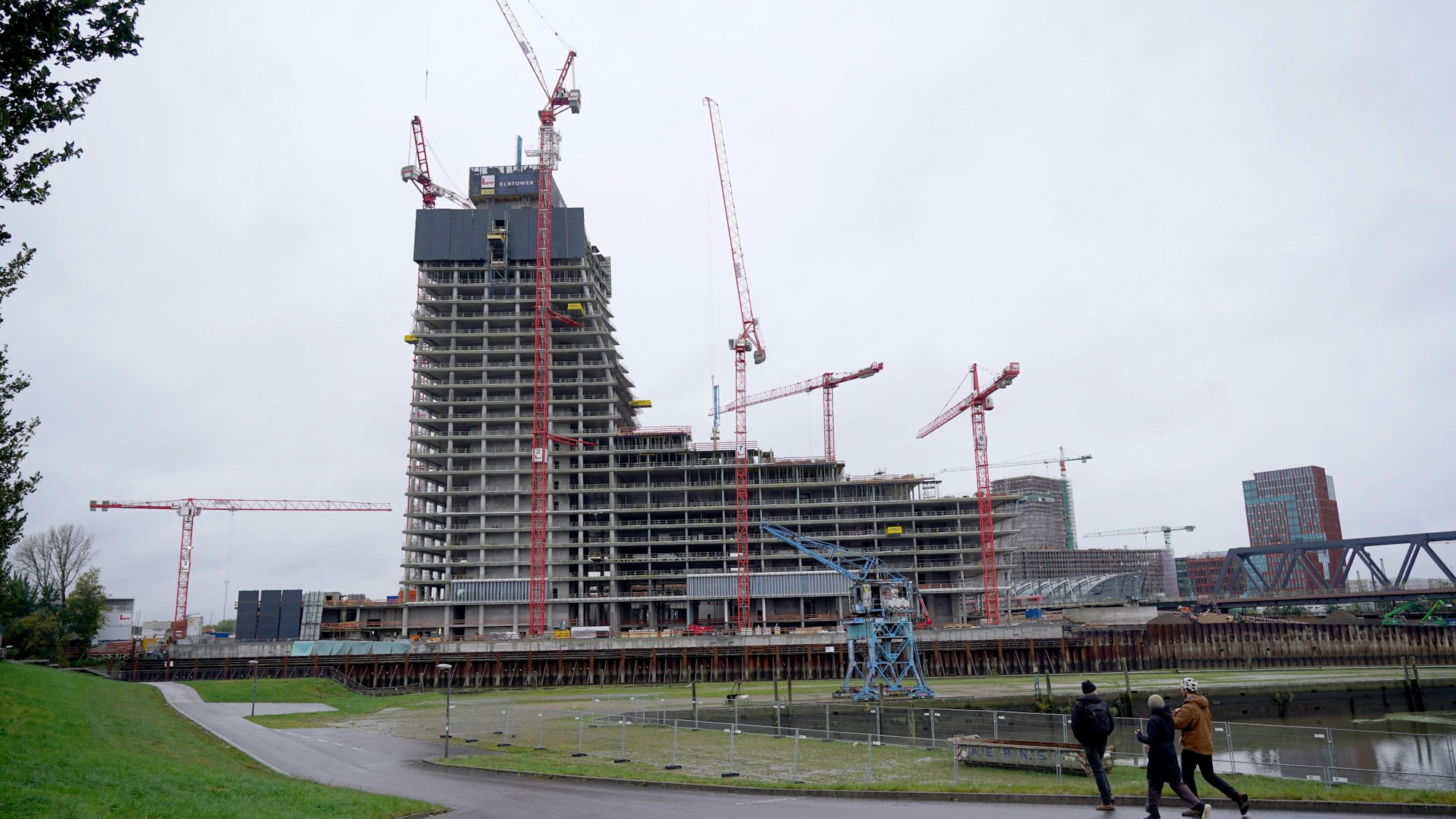 Blick auf die Baustelle des Elbtowers an den Elbbrücken im Hafen