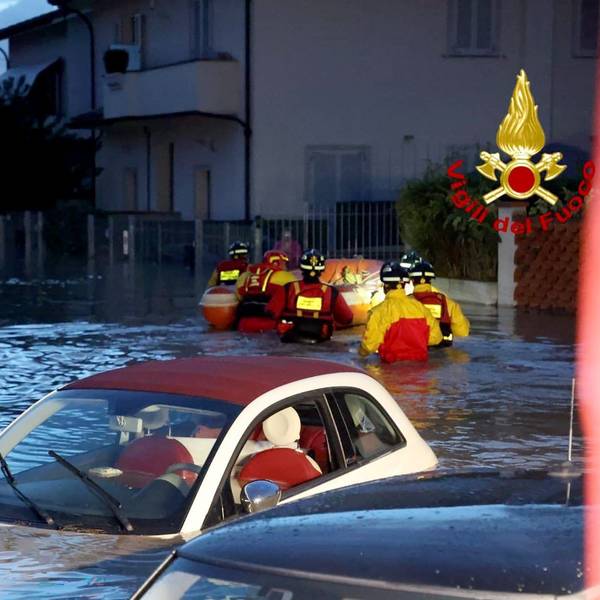 HANDOUT - 03.11.2023, Italien, Lamporecchio: Feuerwehrleute schieben ein Schlauchboot durch eine überschwemmte Straße, in der zahlreiche Autos unter Wasser stehen. Schwere Unwetter mit heftigen Regenfällen haben die mittelitalienische Region Toskana in der Nacht zum Freitag heimgesucht. Foto: -/Vigili del Fuoco/dpa - ACHTUNG: Nur zur redaktionellen Verwendung im Zusammenhang mit der aktuellen Berichterstattung und nur mit vollständiger Nennung des vorstehenden Credits +++ dpa-Bildfunk +++