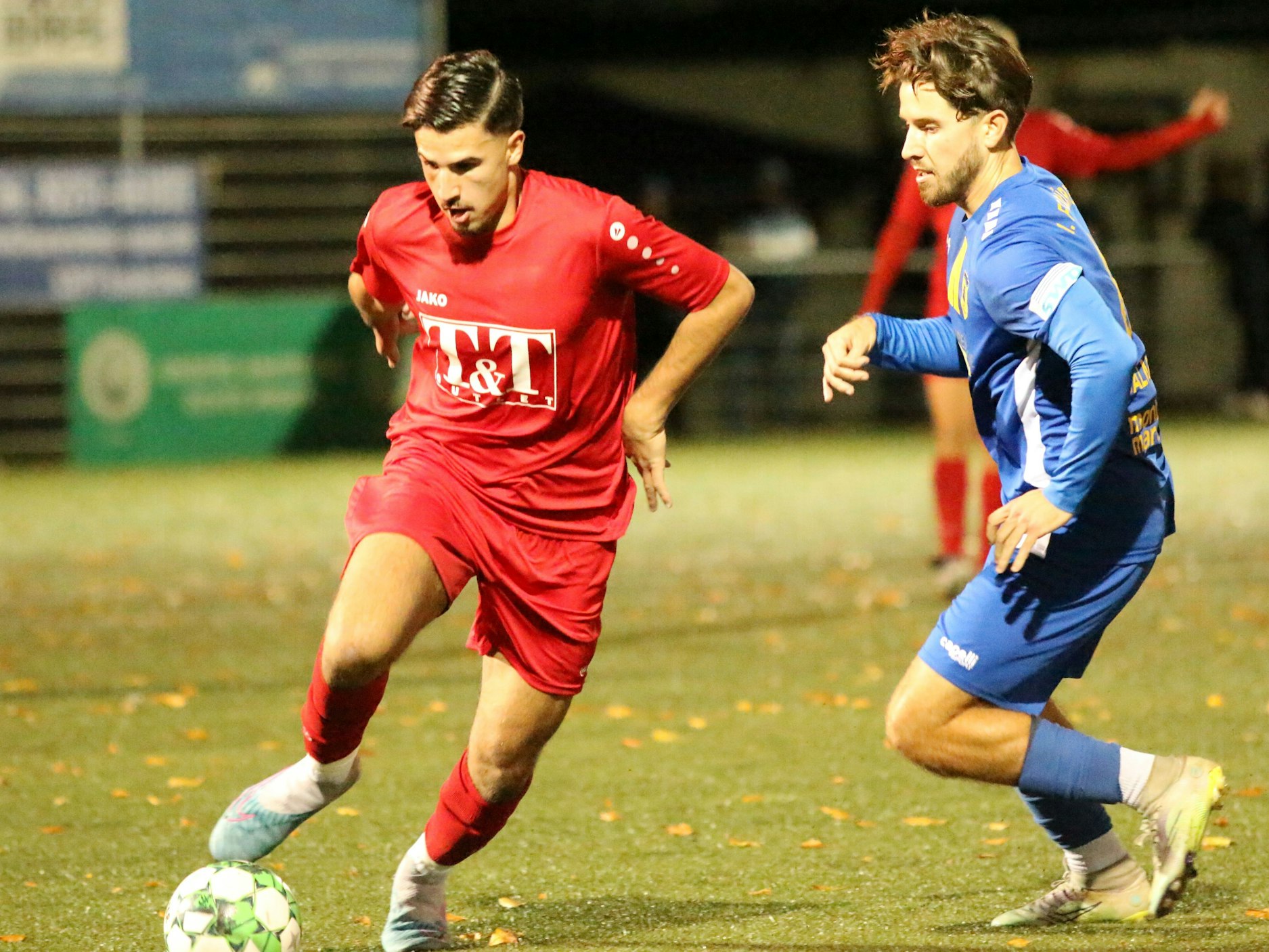 Das Bild zeigt JSG-Erft-Spieler Arber Jashanica im Dribbling.