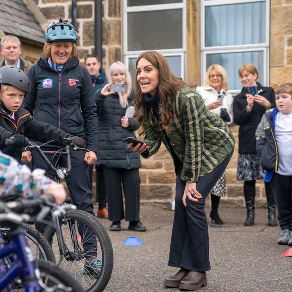 Die britische Prinzessin Kate von Wales, die in Schottland als Herzogin von Rothesay bekannt ist, beim Besuch von „Outfit Moray“, eine preisgekrönte Wohltätigkeitsorganisation, die jungen Menschen in Moray, Schottland, lebensverändernde Lern- und Abenteuerprogramme im Freien anbietet.