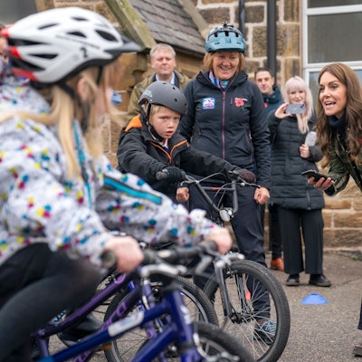 Die britische Prinzessin Kate von Wales, die in Schottland als Herzogin von Rothesay bekannt ist, beim Besuch von „Outfit Moray“, eine preisgekrönte Wohltätigkeitsorganisation, die jungen Menschen in Moray, Schottland, lebensverändernde Lern- und Abenteuerprogramme im Freien anbietet.