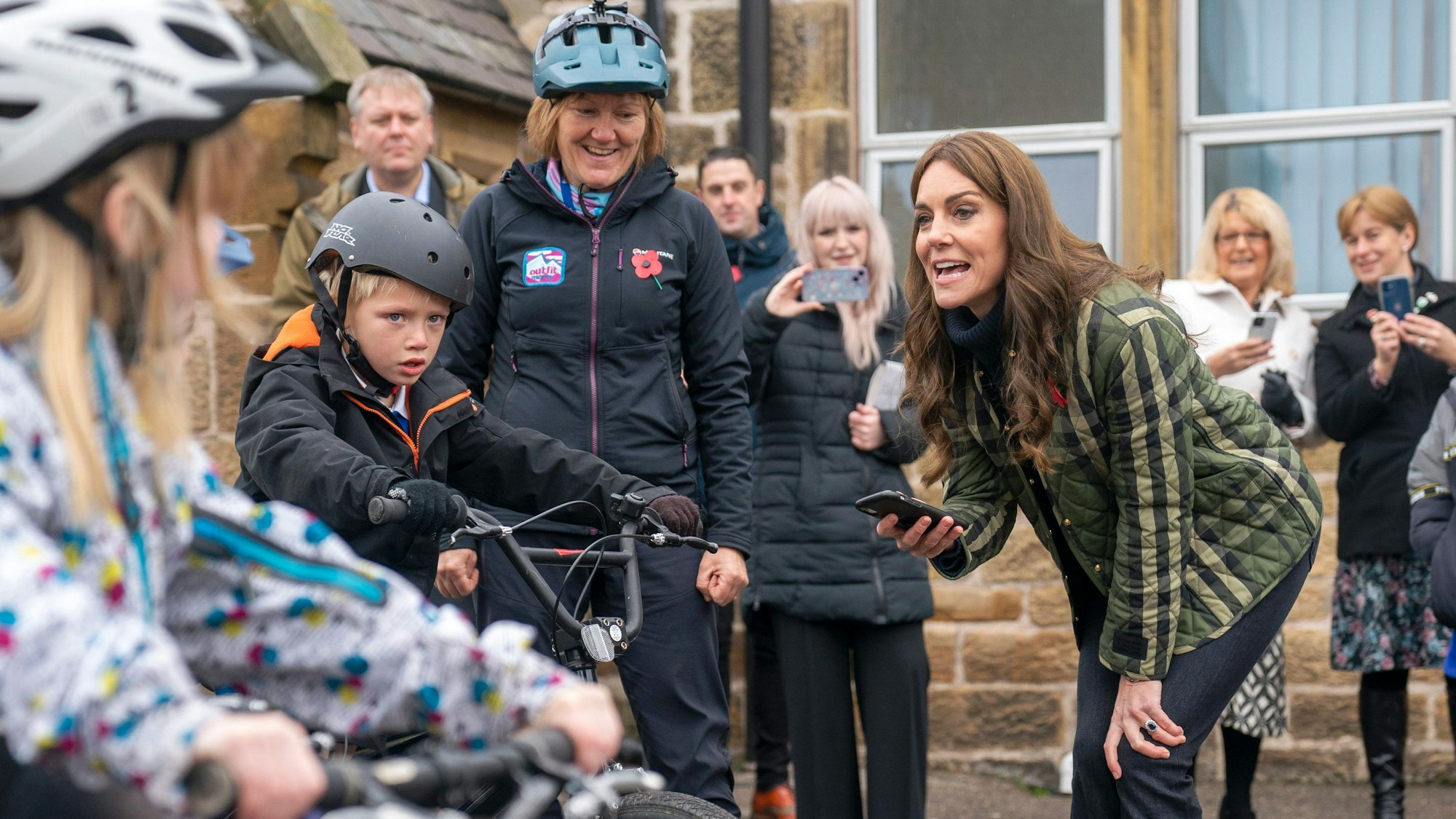 Die britische Prinzessin Kate von Wales, die in Schottland als Herzogin von Rothesay bekannt ist, beim Besuch von „Outfit Moray“, eine preisgekrönte Wohltätigkeitsorganisation, die jungen Menschen in Moray, Schottland, lebensverändernde Lern- und Abenteuerprogramme im Freien anbietet.