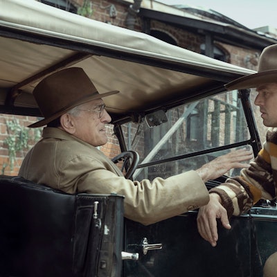 Dieses von Apple TV+ veröffentlichte Bild zeigt Robert De Niro, links, und Leonardo DiCaprio in einer Szene aus „Killers of the Flower Moon“.