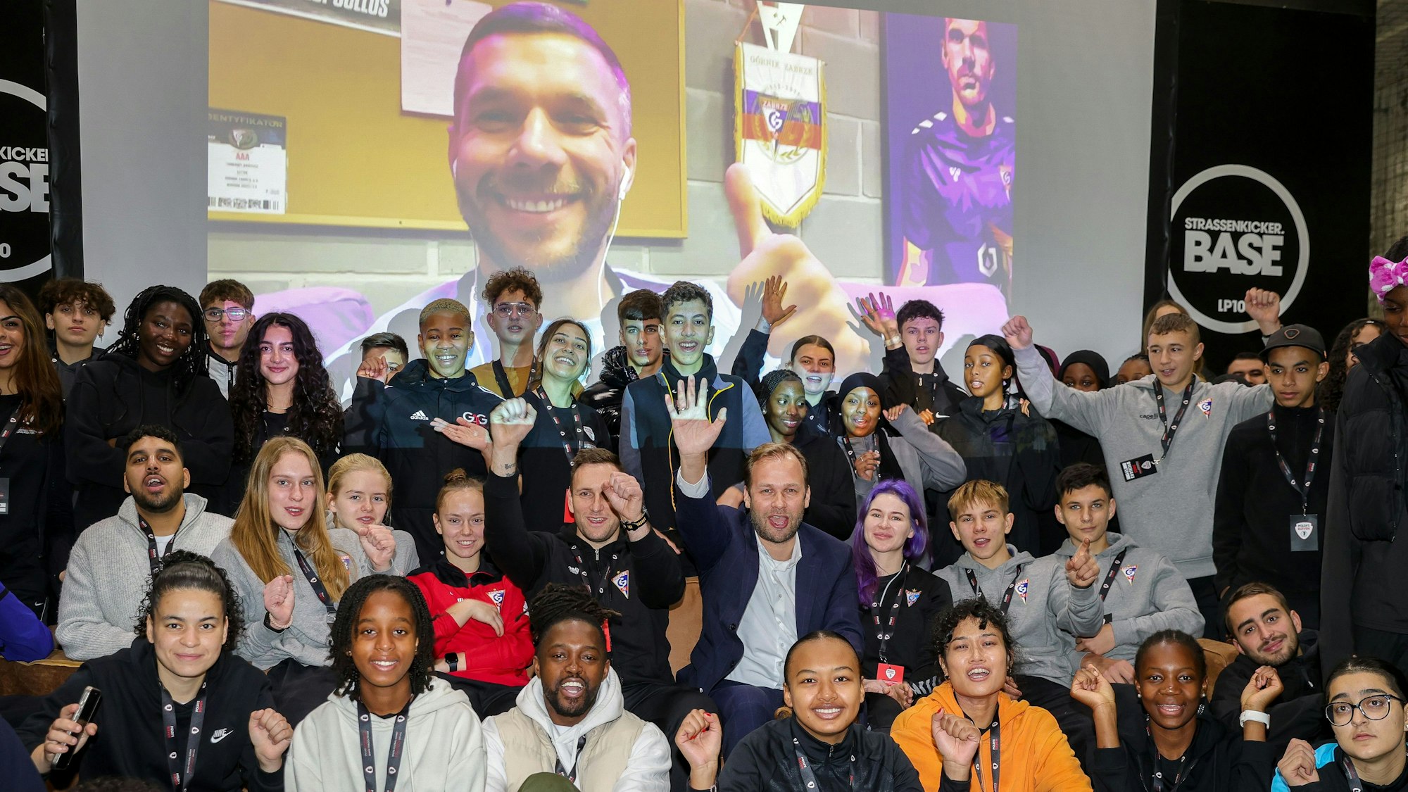 Eröffnung des Straßenkicker-Turniers mit zugeschaltetem Lukas Podolski