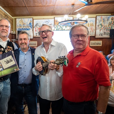 Rainer Ott, Ingo Eggemann, Jörg P. Weber und Bruno Wasser stellen das Jubiläumsbuch der KG UHU vor.