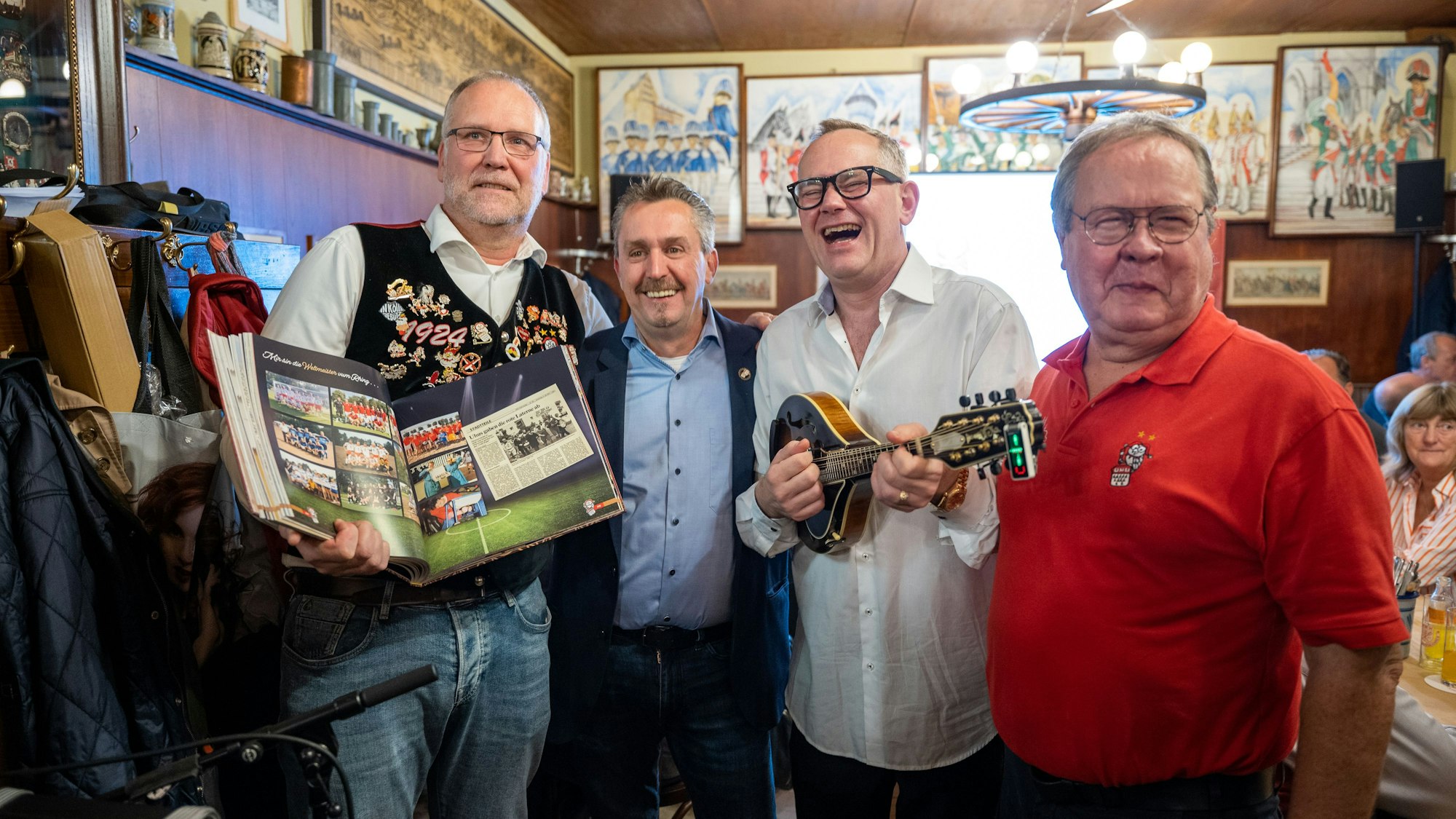 Rainer Ott, Ingo Eggemann, Jörg P. Weber und Bruno Wasser stellen das Jubiläumsbuch der KG UHU vor.