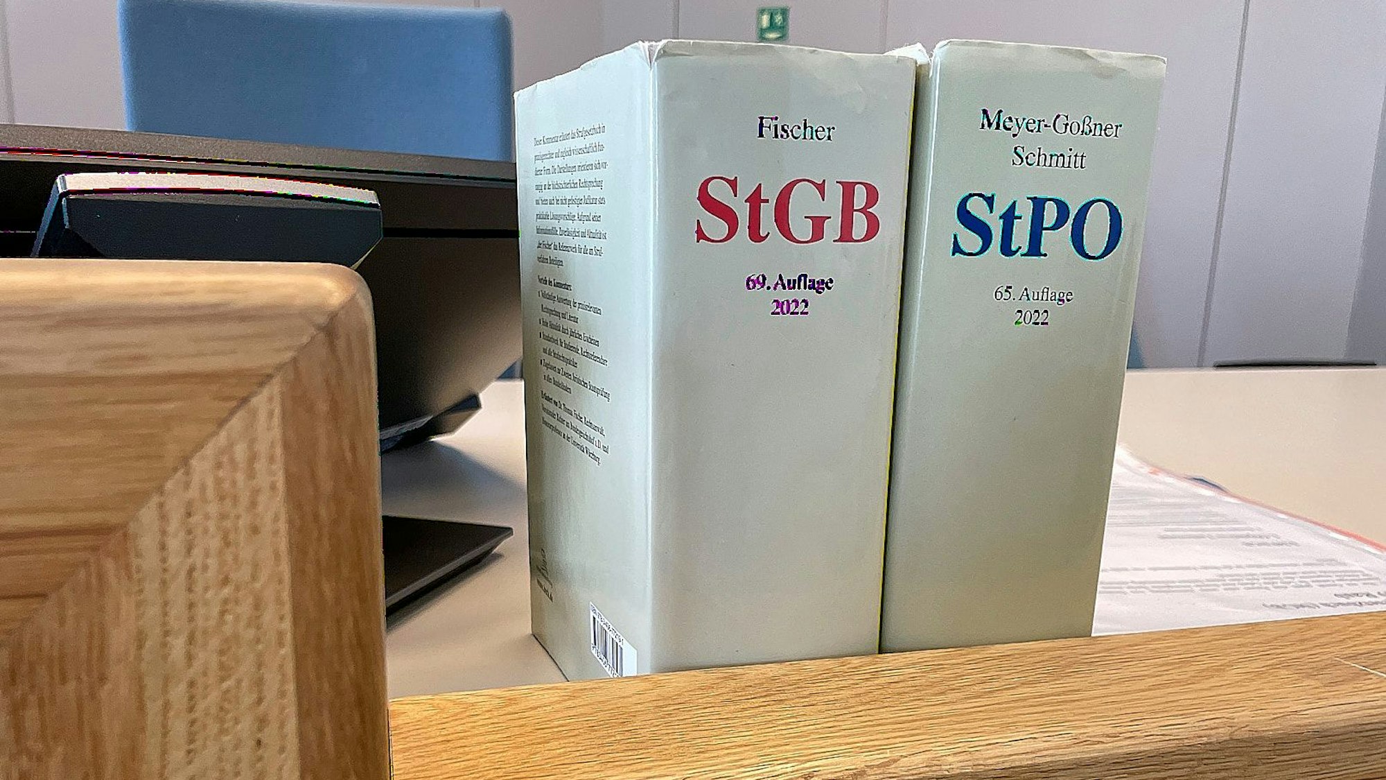 Das Symbolfoto zeigt Gesetzestexte auf dem Richtertisch am Amtsgericht in Gemünd.