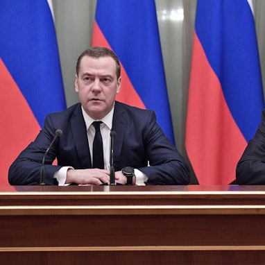 Dmitri Medwedew, Vizechef des russischen Sicherheitsrats, zusammen mit Kremlchef Wladimir Putin bei einer Pressekonferenz. Medwedew hat die Bauernproteste in Deutschland kommentiert.