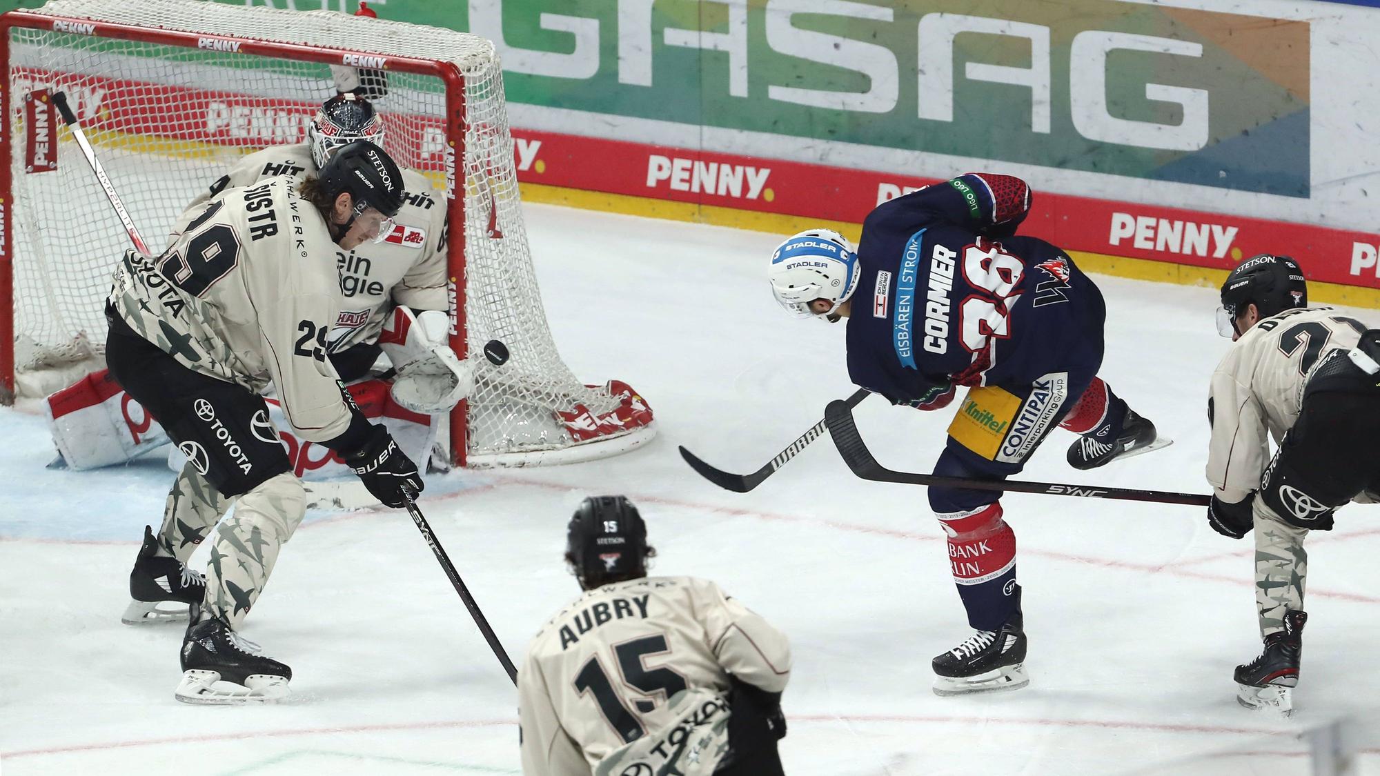 Der Eishockey-Puck landet nach einem Schlag neben dem Tor im Netz.