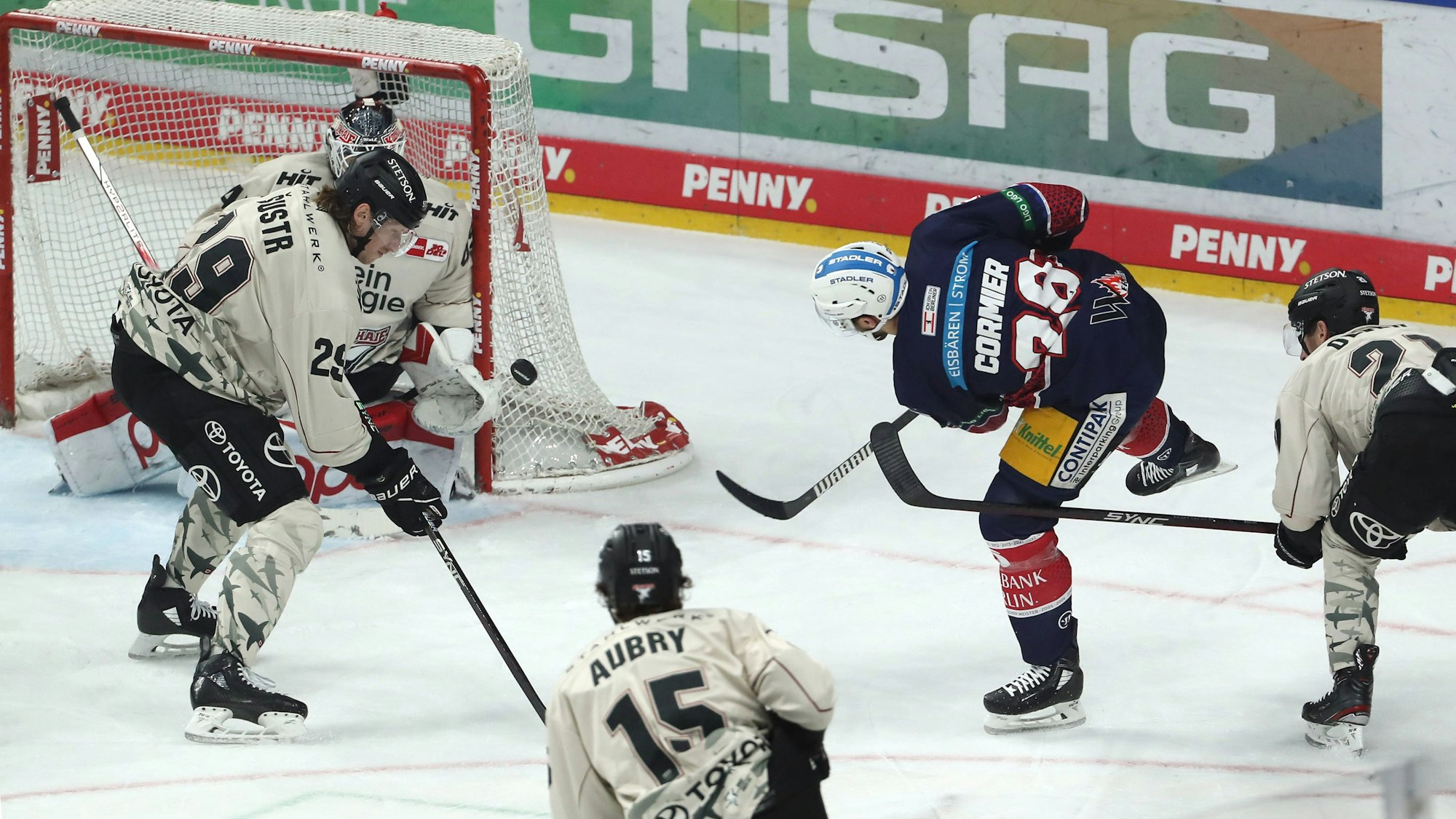 Der Eishockey-Puck landet nach einem Schlag neben dem Tor im Netz.