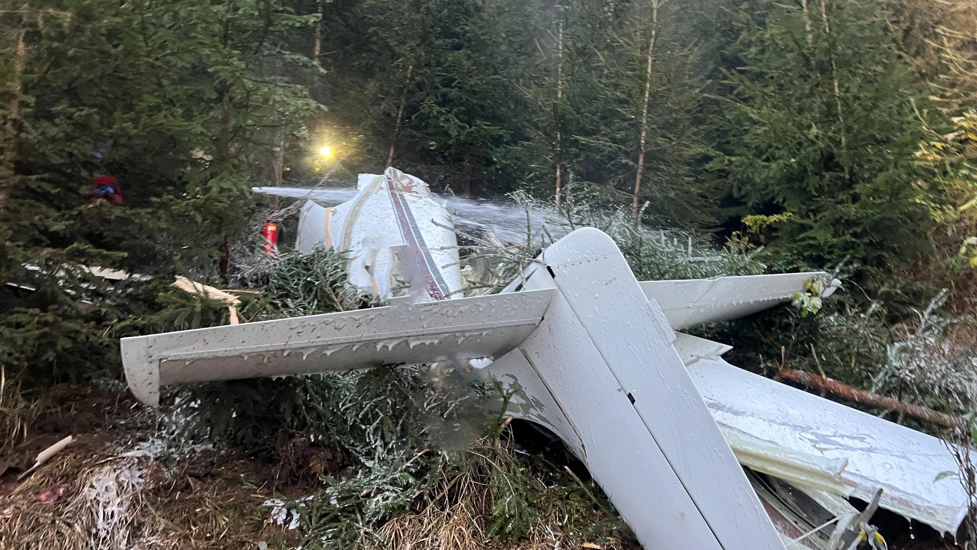 HANDOUT - 02.11.2023, Österreich, St. Andrä im Lungau: Feuerwehrleute arbeiten an der Absturzstelle. Bei einem Absturz eines Sportflugzeuges im österreichischen Bundesland Salzburg sind alle vier Insassen ums Leben gekommen. Wie die Polizei am Freitag mitteilte, verunglückte die einmotorige Maschine vom Typ Cirrus SR20 am Donnerstagnachmittag (02.11.2023). Foto: Thomas Keidel/BSBÖ BEZIRK LUNGAU/APA/dpa - ACHTUNG: Nur zur redaktionellen Verwendung im Zusammenhang mit der aktuellen Berichterstattung und nur mit vollständiger Nennung des vorstehenden Credits +++ dpa-Bildfunk +++