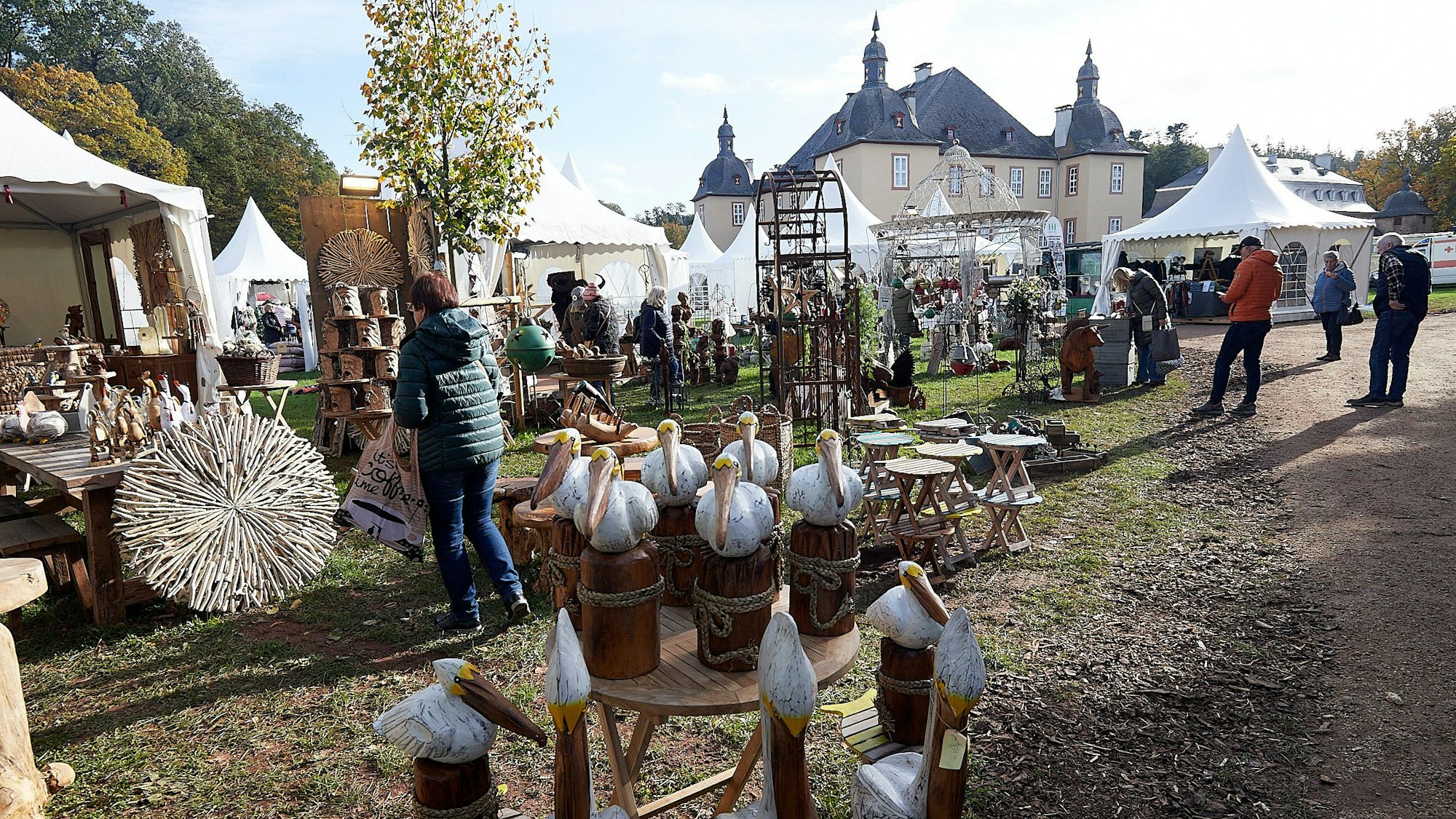 An zahlreichen Ständen bieten die Aussteller Deko-Artikel an. Im Hintergrund das malerische Schloss Eicks.
