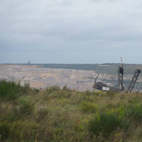 Das Foto zeigt einen großen Bagger im Tagebau