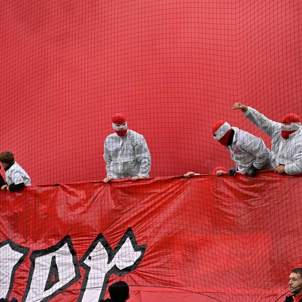 Kölner Fans zünden vor dem Anpfiff des Derbys gegen Borussia Mönchengladbach Bengalos und Rauchtöpfe.