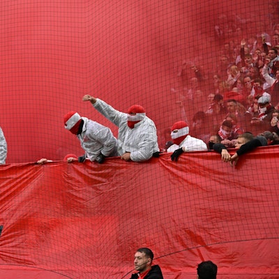 Kölner Fans zünden vor dem Anpfiff des Derbys gegen Borussia Mönchengladbach Bengalos und Rauchtöpfe.