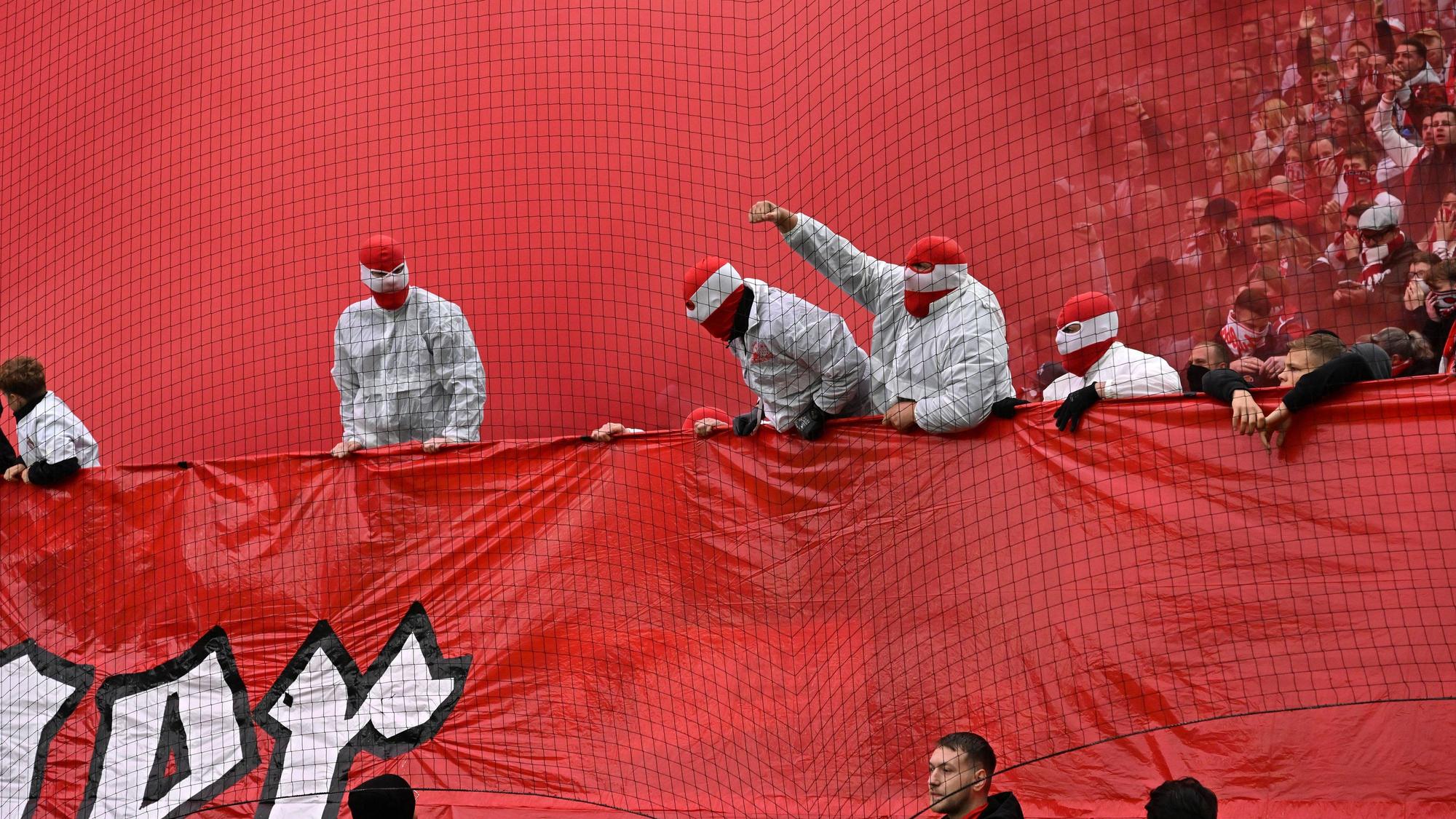 Kölner Fans zünden vor dem Anpfiff des Derbys gegen Borussia Mönchengladbach Bengalos und Rauchtöpfe.
