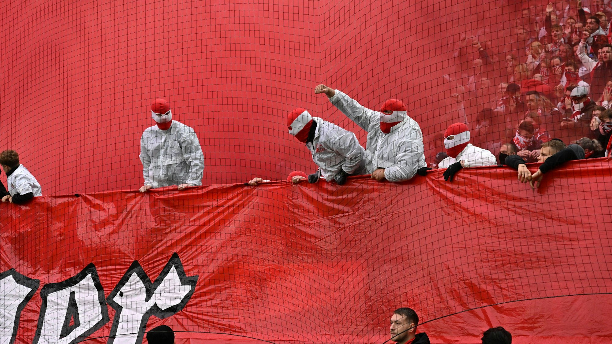 Kölner Fans zünden vor dem Anpfiff des Derbys gegen Borussia Mönchengladbach Bengalos und Rauchtöpfe.